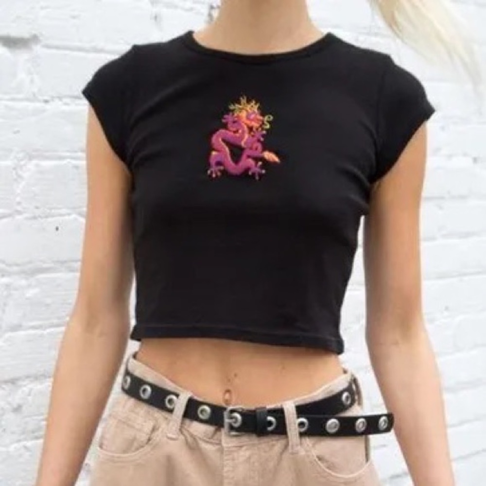 BRANDY MELVILLE DRAGON CROPPED TEE